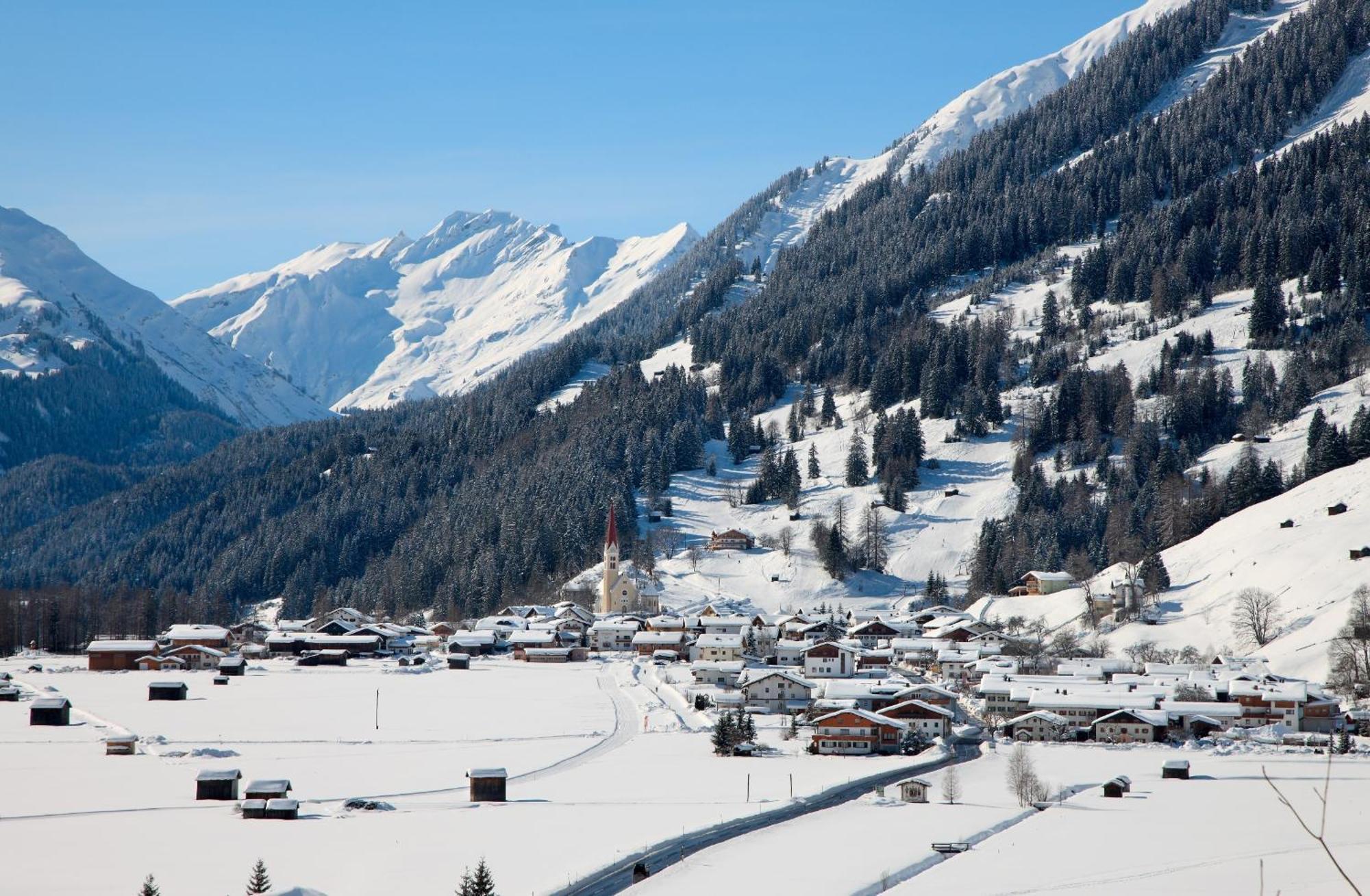 Hotel Gasthof Baeren Holzgau Esterno foto